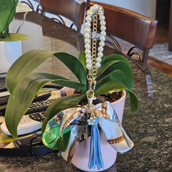 Louis Vuitton Damier Ebene 4 Key Case Holder W/Twilly, Charms, & Wristlet Added - Picture 8 of 17